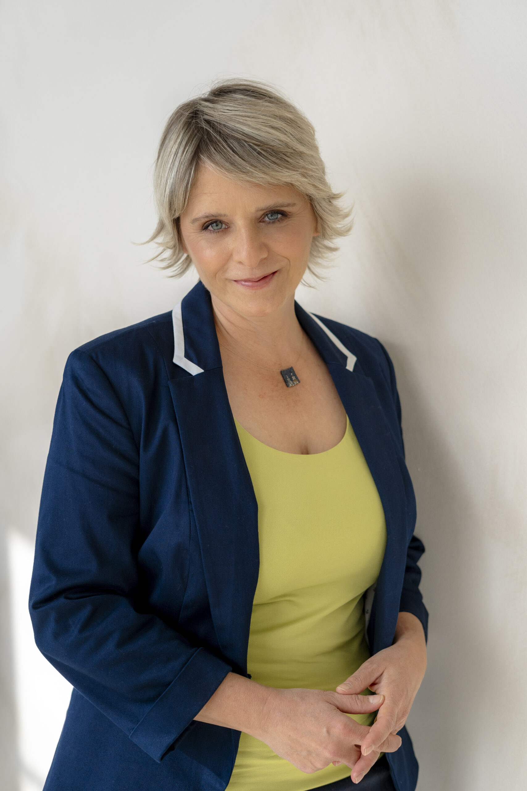 Swantje Freifrau von Massenbach - Medienakademie Swantje Freifrau von Massenbach - Medienakademie angelehnt an eine Wand, der Blick ist zur Kamera gerichtet